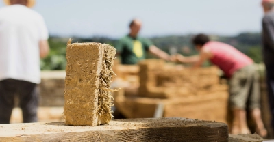 Técnico Auxiliar en Bioconstrucción – Construcciones Naturales + IA (Premium con Doble Certificación)